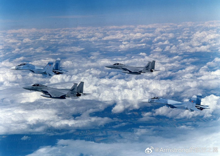 1990年苏-27美国航展首秀，模拟格斗咬尾F-15